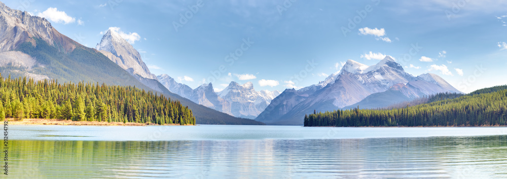 Maligne Lake in Jasper national park, Alberta, Canada - obrazy, fototapety, plakaty 