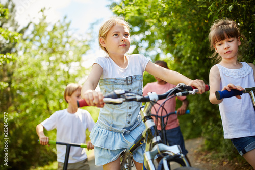 Gruppe Kinder mit Fahrrad und Roller © Robert Kneschke