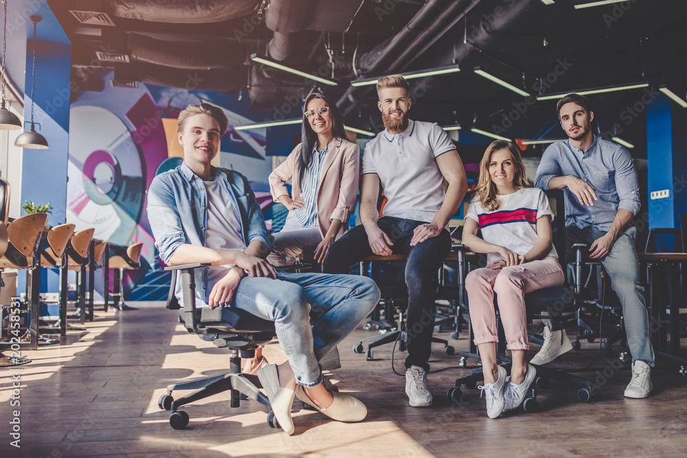 Obraz na plátně Group of people working in modern office