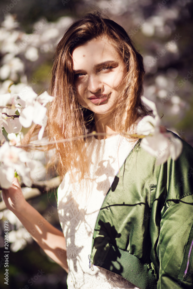 Fototapeta premium girl posing in magnolia garden