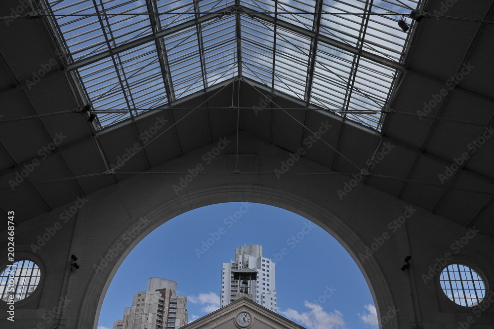 Porte arrondie et verrière. Ciel bleu