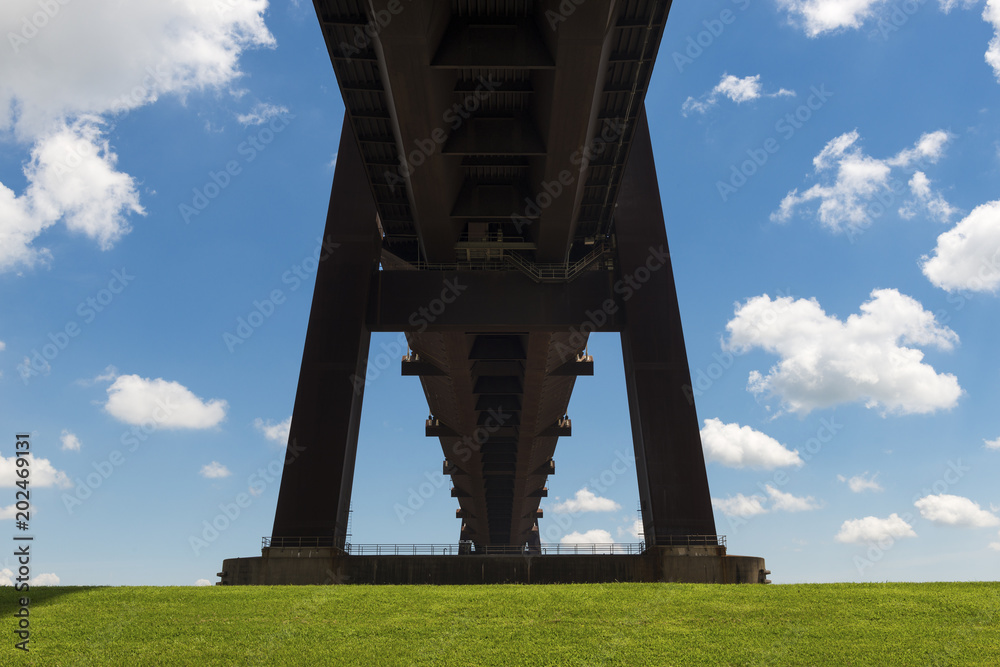 Φωτογραφία View of a bridge above a green park in Louisiana, USA