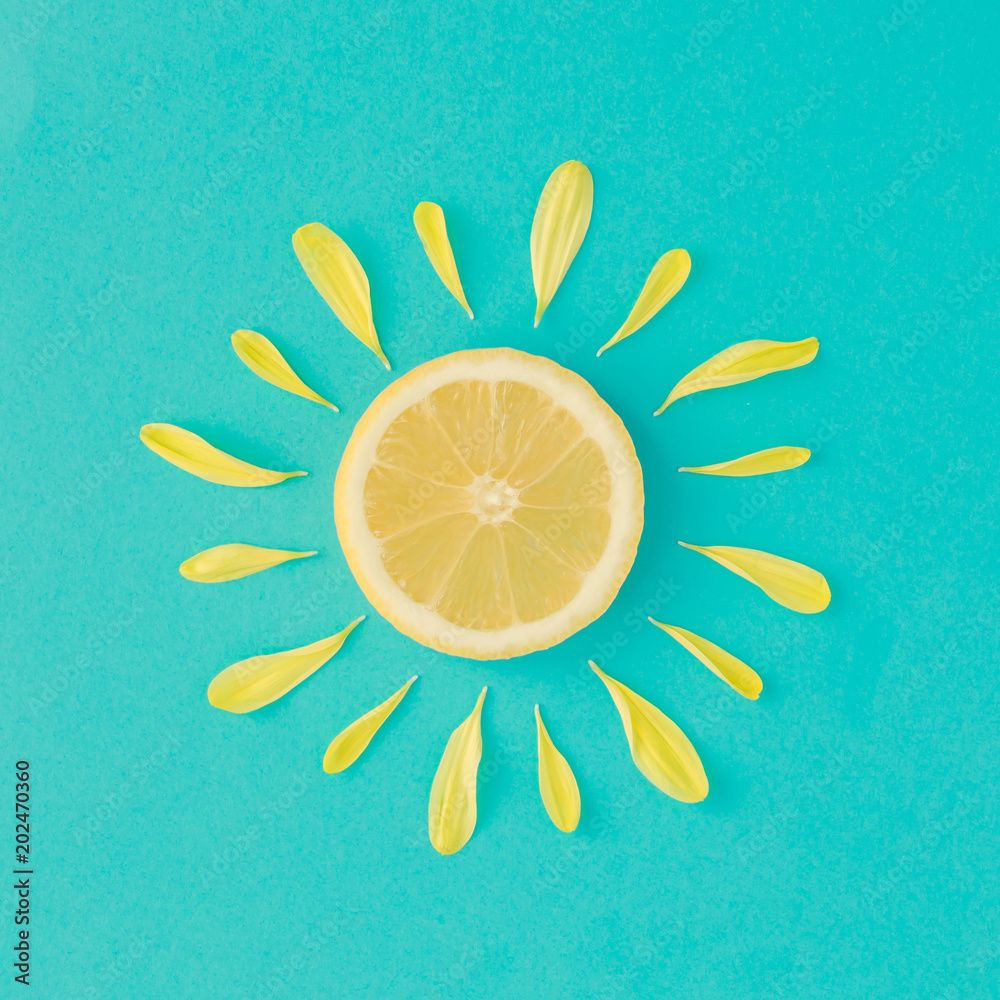 Εκτύπωση καμβά Sun made of lemon and yellow flower petals on bright blue background
