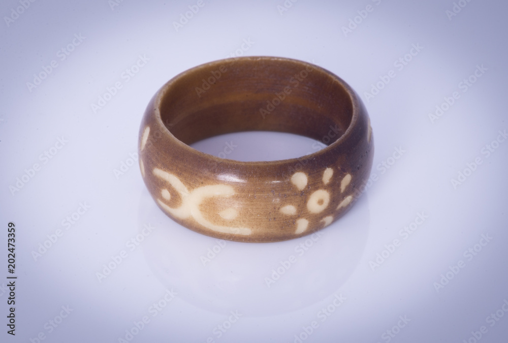 Anillo de madera sobre fondo blanco Anillo de madera sobre fondo blanco