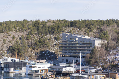 Marinstaden i Nacka med dina sina flytande villor och bostadshuset Sjöstaden bakom photo