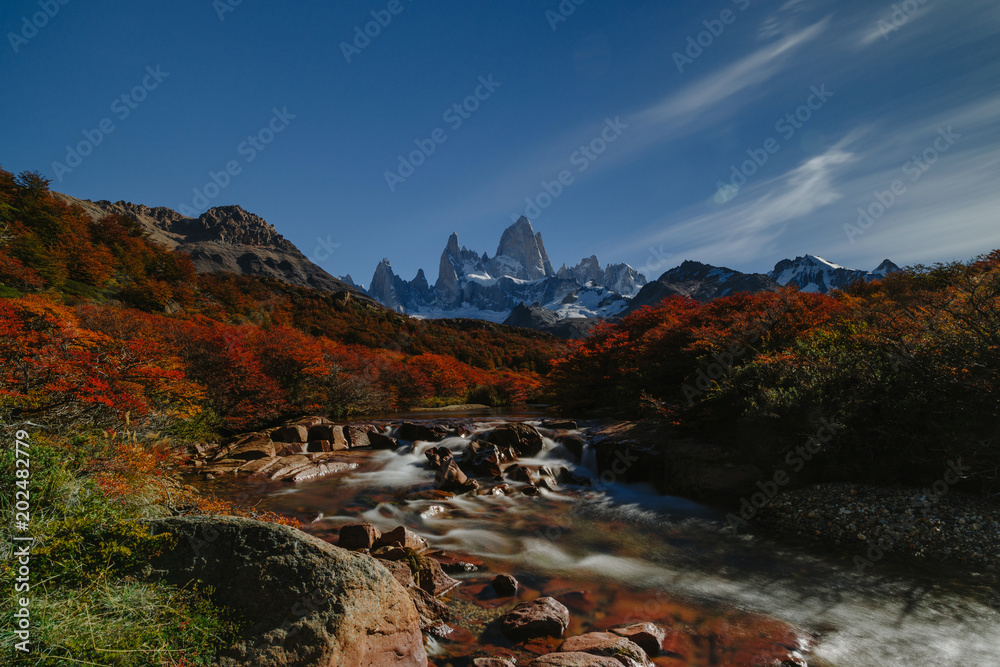 Φωτογραφία View of the Fitz Roy mountain and the waterfall in the Los Glaciares National Park