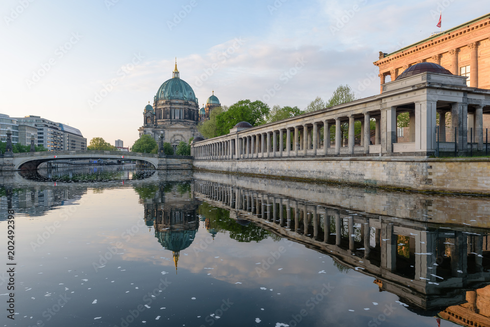 Sonnenaufgang am Berliner Dom in Berlin im Frühling
