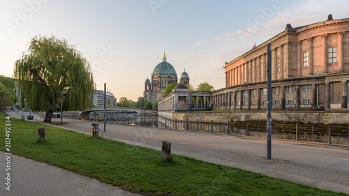 Blick auf den Berliner Dom aus dem Monbijoupark zum Sonnenaufgang