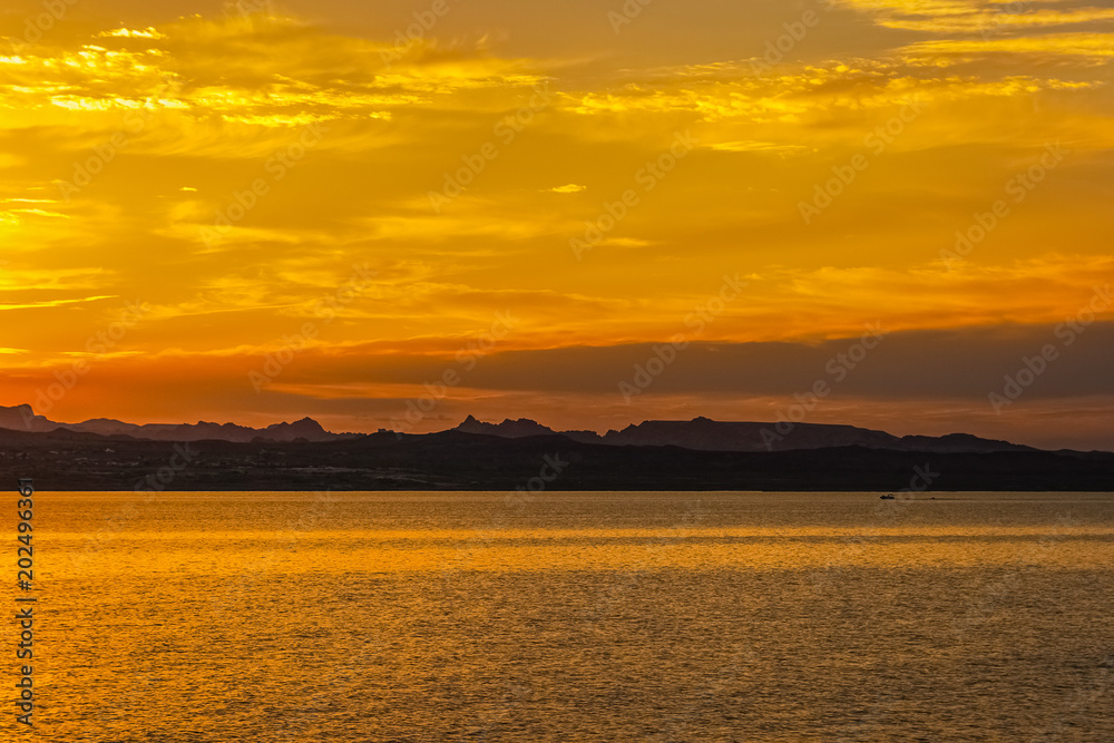 Φωτογραφία Dramatic and colorful landscape of the Lake Mead National Recreation Area during sunset in summer, Nevada