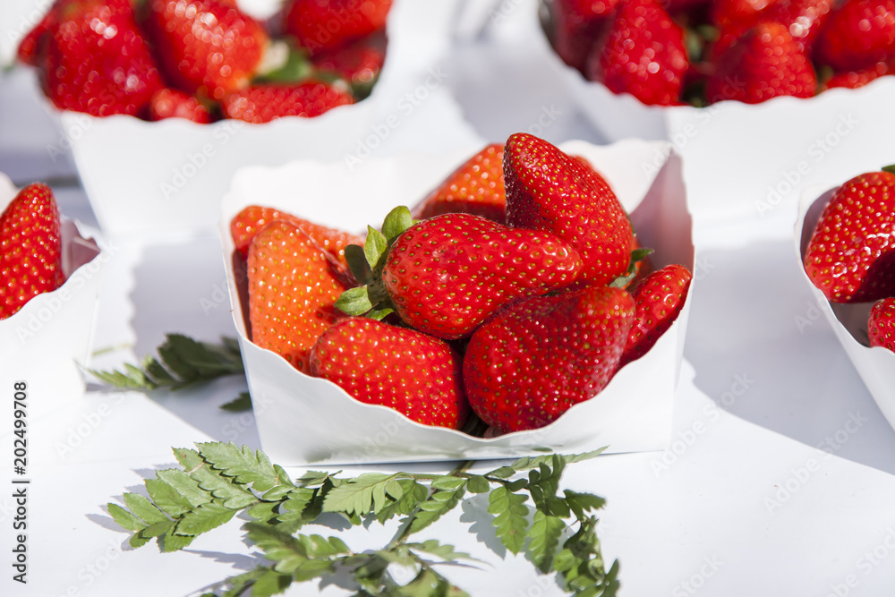 Φωτογραφία Fresh tasty strawberry in boxes on a show-window of the market