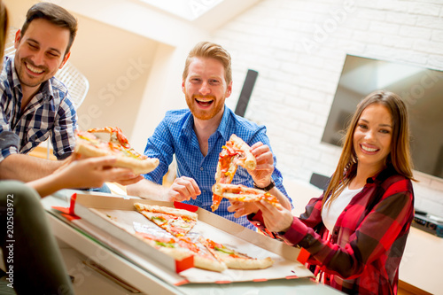 Group of young friends eati...