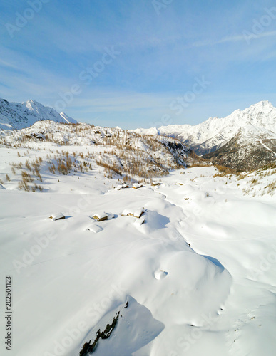 Valmalenco (IT) - Vista aerea panoramica invernale di Campagneda con Monte Disgrazia sul fondo