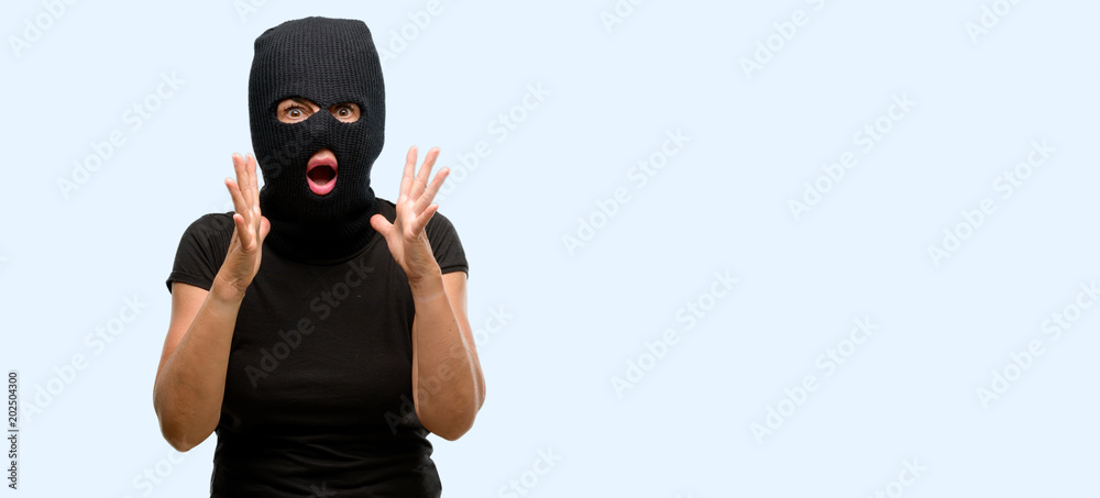 replika i går lilla Burglar terrorist woman wearing balaclava ski mask stressful keeping hands  on head, terrified in panic, shouting isolated blue background Stock-foto |  Adobe Stock