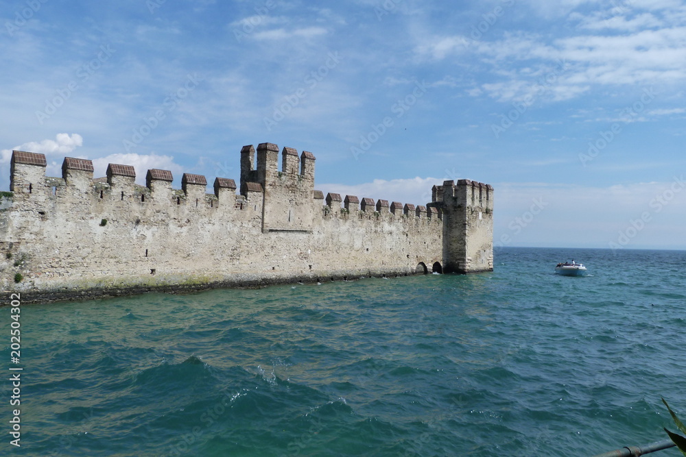 Mittelalterliche Stadtmauer in Sirmione am Gardasee in Italien.