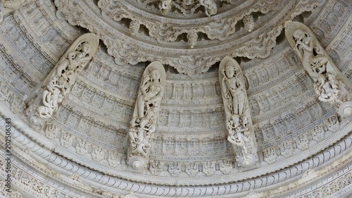 Bildhauerkunst im Ranakpur Jain Tempel in Rajasthan, Indien