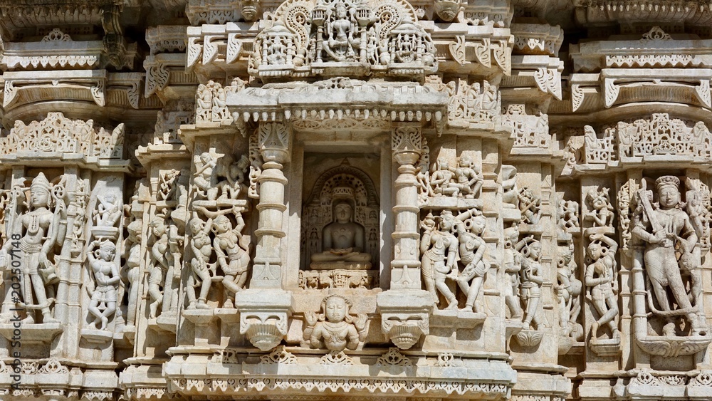 Bildhauerkunst im Ranakpur Jain Tempel in Rajasthan, Indien