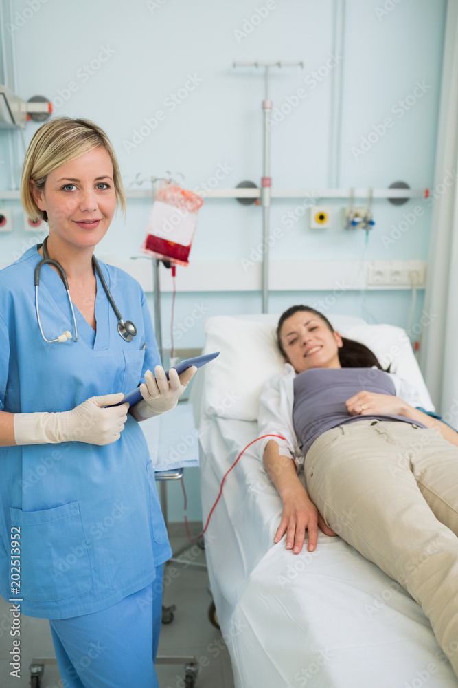 Obraz premium Nurse standing next to a female patient