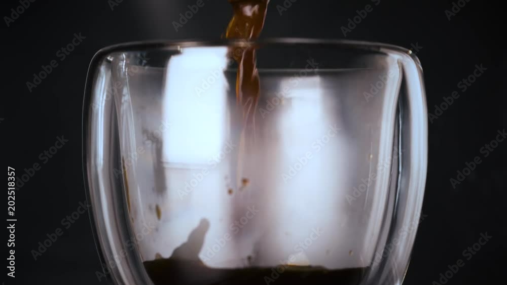tasse en gros plan avec café qui coule