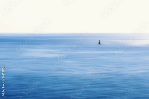  barca sola in mezzo al mare piatto