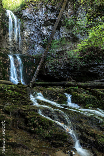 Wasserfall an Felsen im Wald