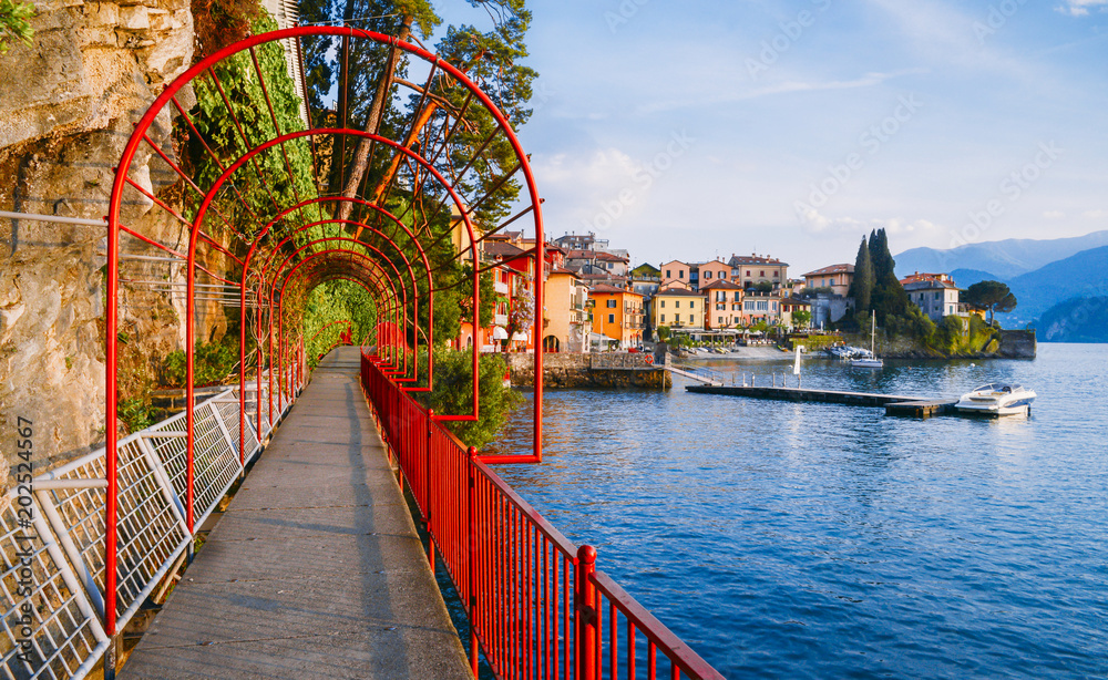 Φωτογραφία Red garden arch on coastline leading towards the beautiful and historic city of