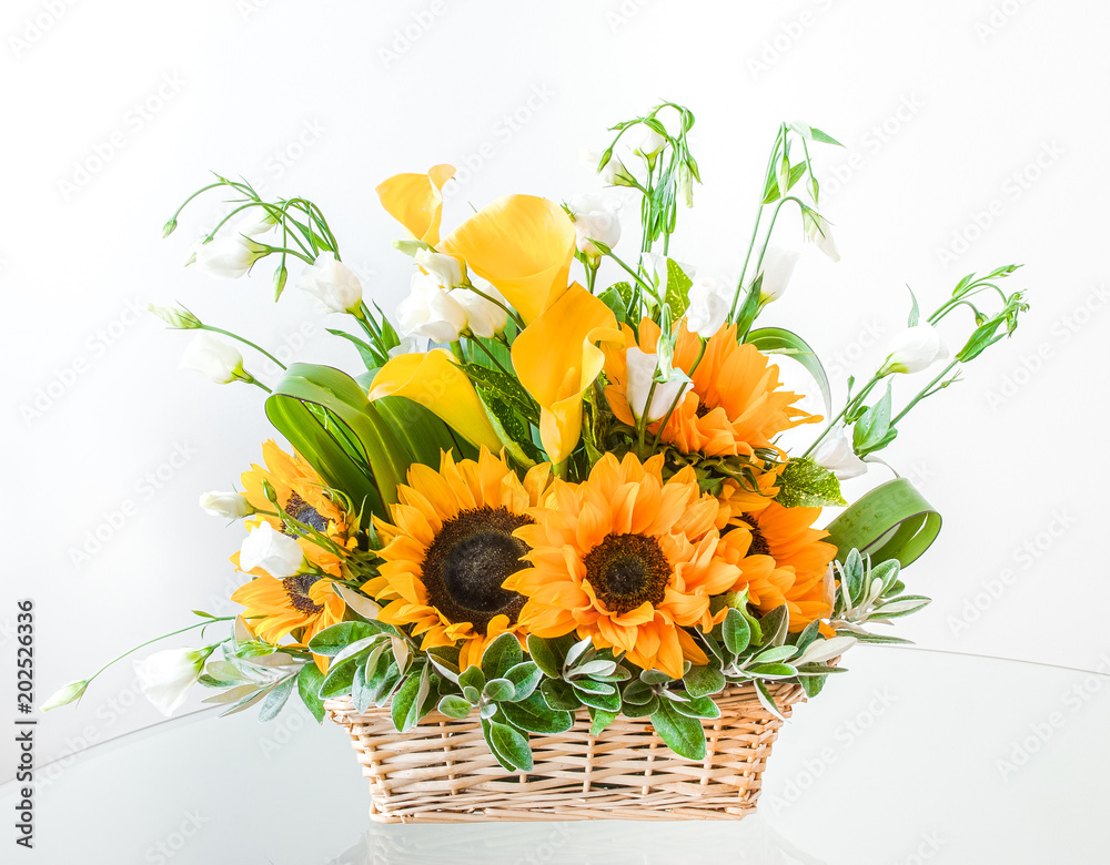 Φωτογραφία Beautiful Flowers Arrangement with Sunflowers and Sunny Yellow Calla Lilies in a Basket