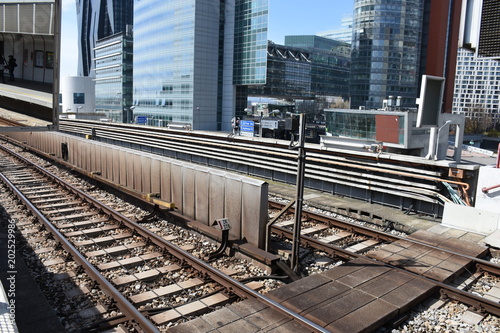 U-Bahn, U-Bahn-Station, Haltestelle, Gleis, Schienen, Gleise, Zug, Schwelle, Schwellen, Beton, Betonschwellen, Wien, Hauptstadt, öffentlich, Verkehr, U1, U4 photo