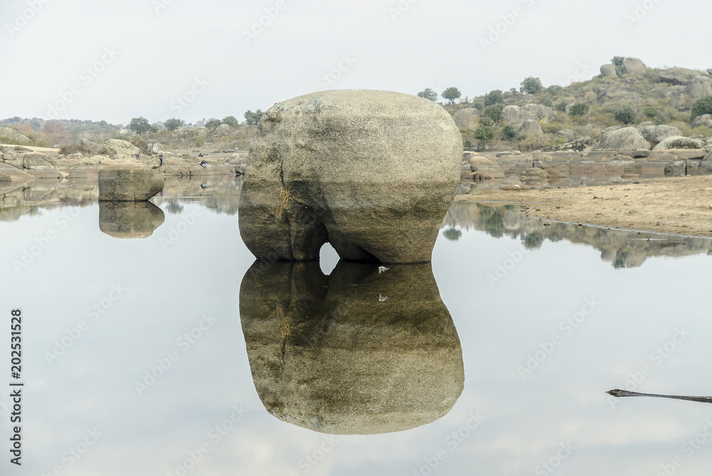 Φωτογραφία scenery with reflexes in the water of the park and natural monument of the Barru