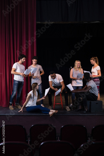 Cuadro en lienzo Actors reading their scripts on stage