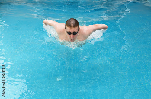 The young man swims sports style..