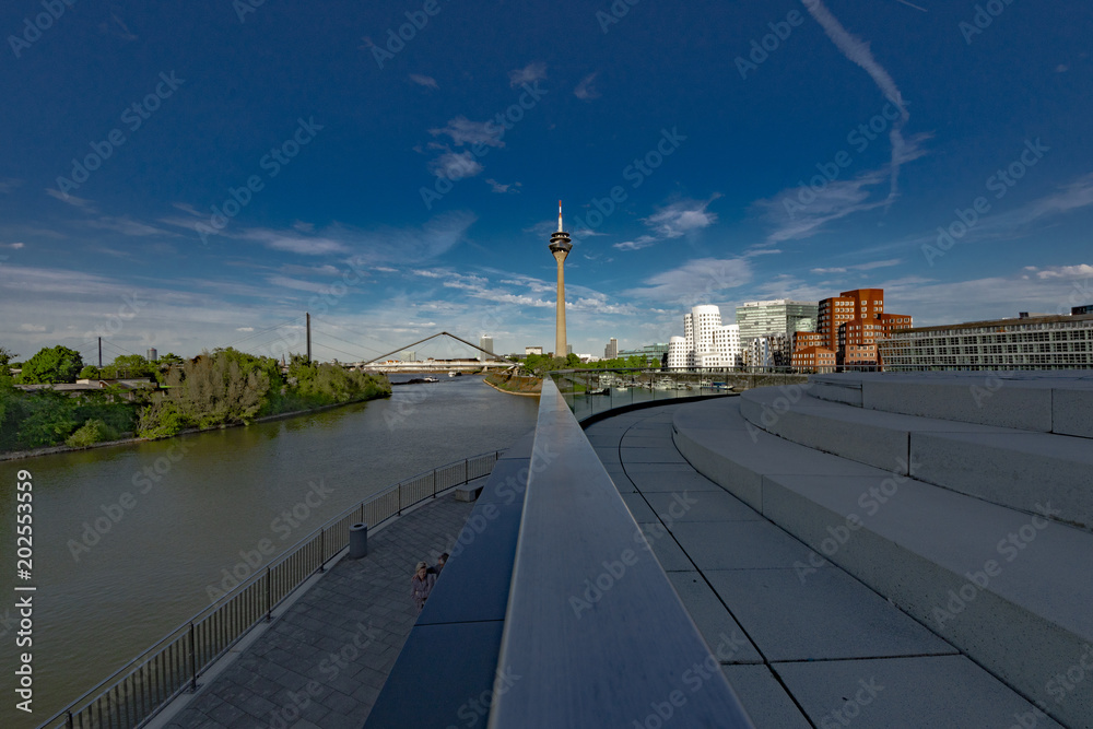 Fototapeta premium Düsseldorf am Rhein