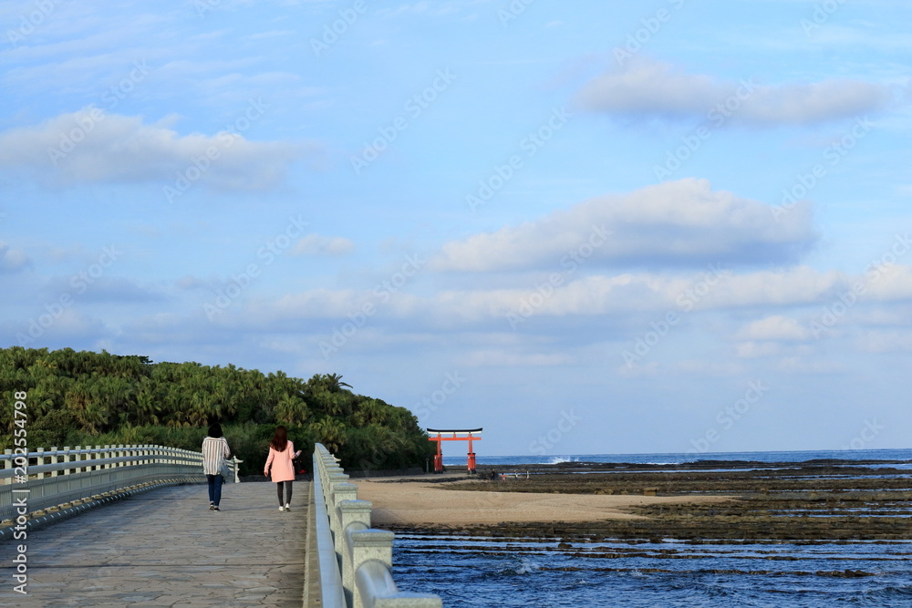 青島 参道を歩く女性