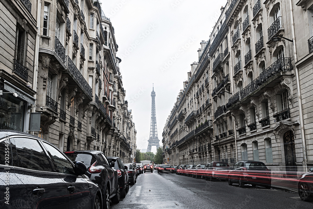 Fototapeta Wieża Eiffla w Paryżu, Francja, jak wynika z ulicy w mieście