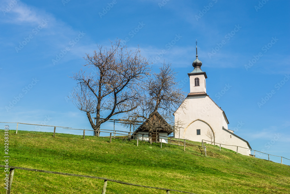 Wolfgangikirche auf Hügel in der Steiermark (A)