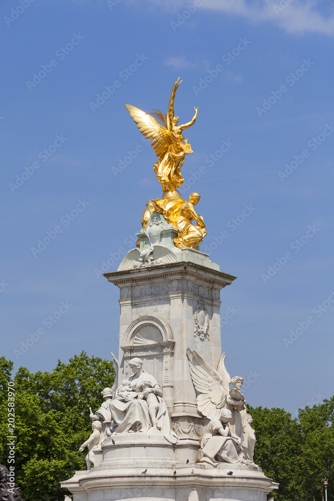 Fototapeta premium Queen Victoria Memorial in front of the Buckingham Palace, London, United Kingdom