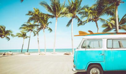 Sierkussen Strand en zee Vintage auto met surfplank tropisch strand  © jakkapan