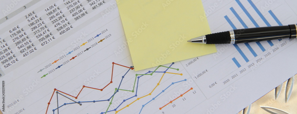 Statistik mit einem Zettel und Stift Panorama Statistik mit einem Zettel und Stift Panorama