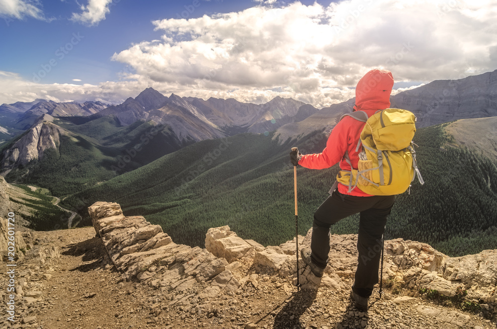 Φωτογραφία Landscape view of Rocky mountains in Jasper NP with woman tourist in Jasper NP