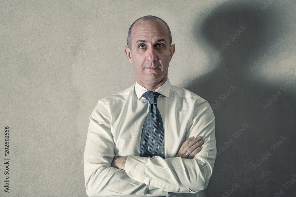 Φωτογραφία uomo in camicia e cravatta dallo sguardo pensieroso