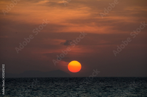 Fototapeta Naklejka Na Ścianę i Meble -  sunrise over the sea beach
