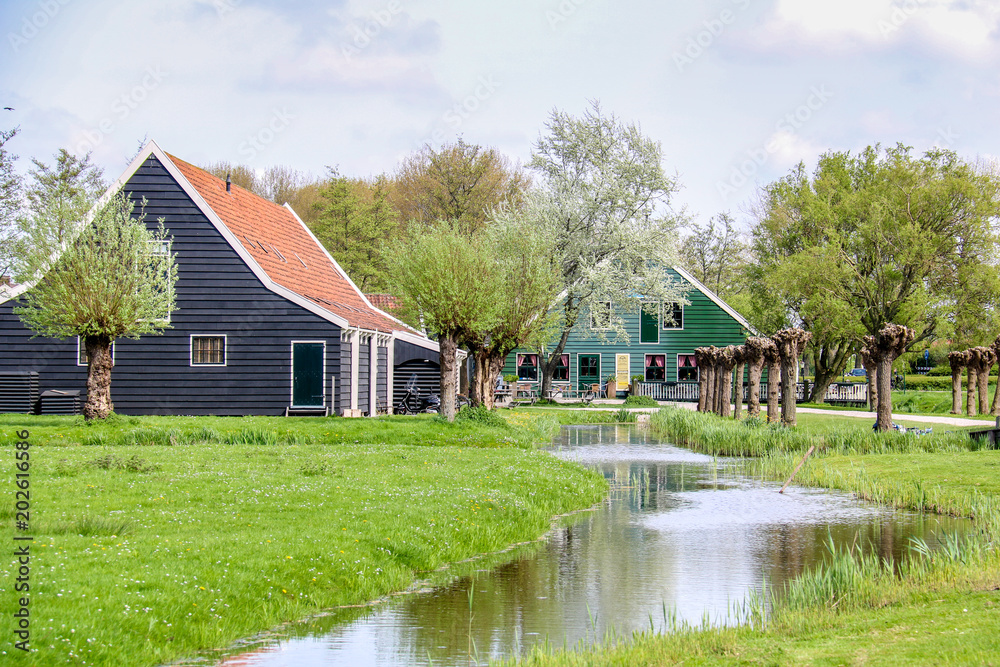 Traditionelle holländische Häuser in Zaanse Schans in den Niederlanden in Europa Traditionelle holländische Häuser in Zaanse Schans in den Niederlanden in Europa