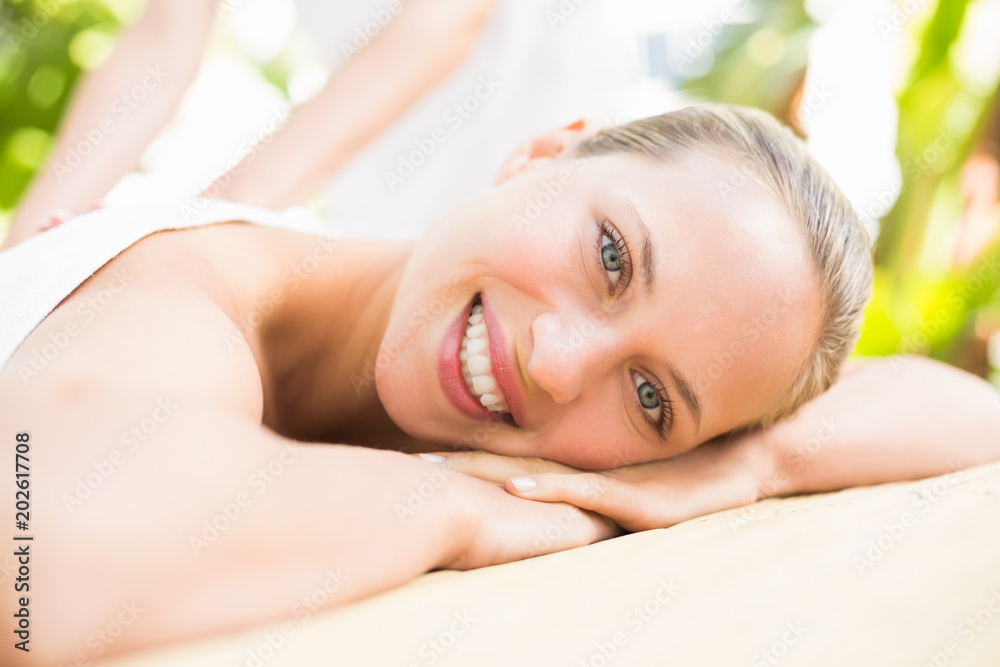 Obraz premium Attractive woman getting massage on her back