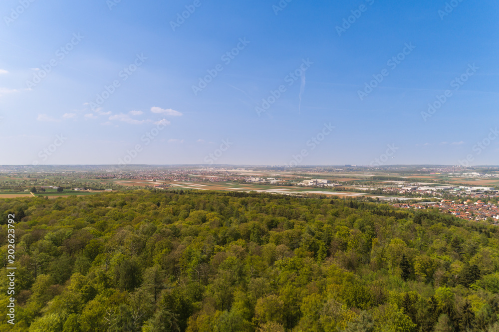 Luftbild mit Blick über den Wald auf den Stuttgarter Flughafen