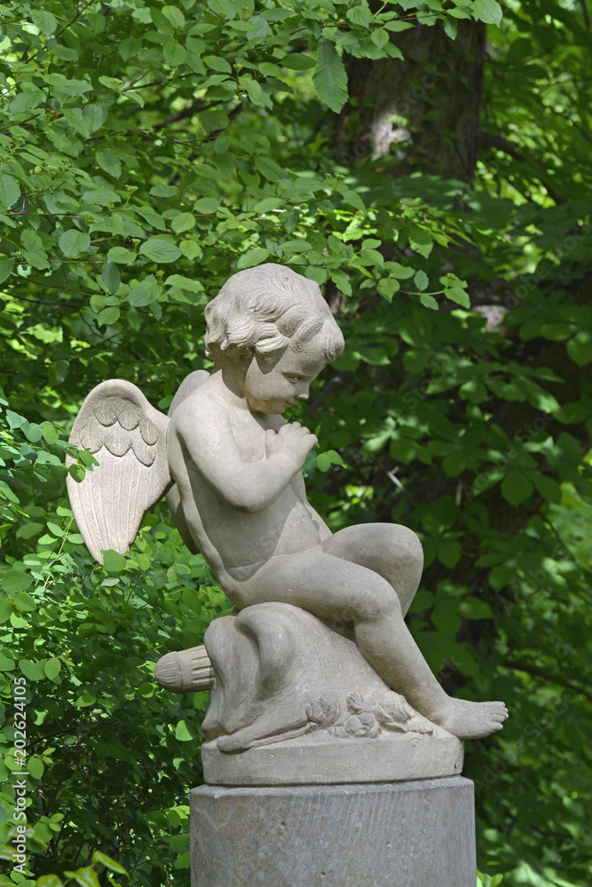 kleine amorfigur im schlosspark worms-herrnsheim kleine amorfigur im schlosspark worms-herrnsheim