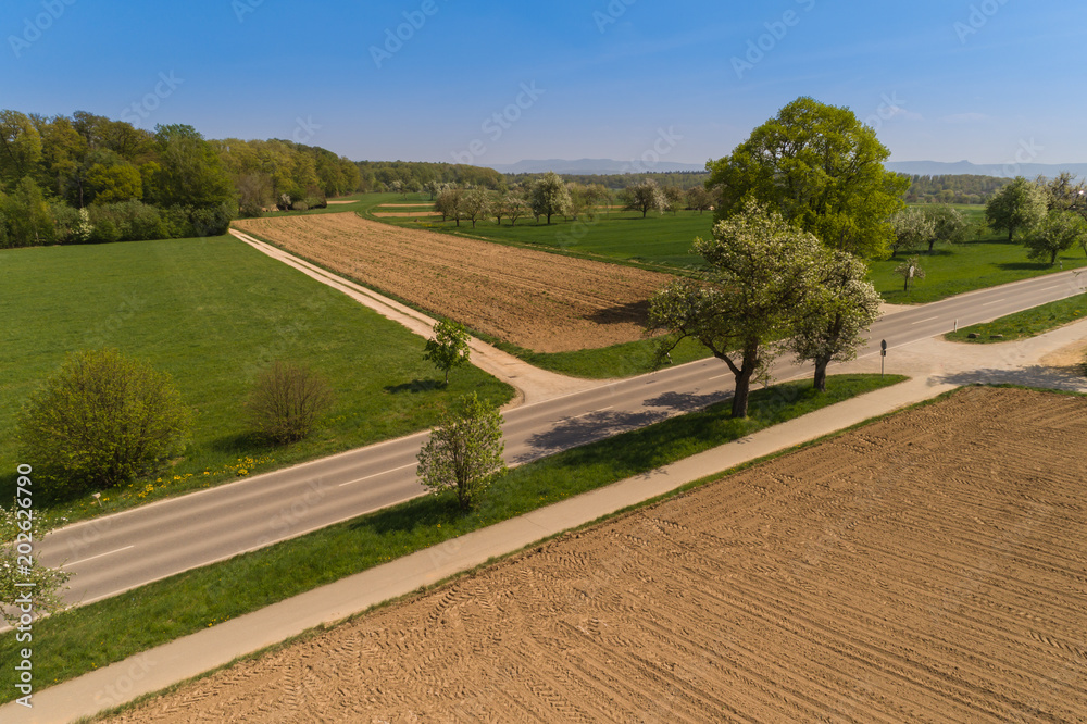 Strasse und Felder aus der Vogelperspektive Strasse und Felder aus der Vogelperspektive
