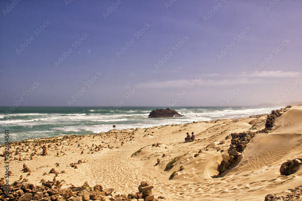 Fotografie zwei Afrikaner einsam am Strand