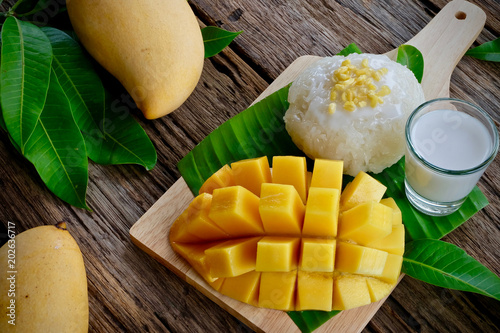 Fototapeta Naklejka Na Ścianę i Meble -  Mango and sticky rice dessert Thai food 