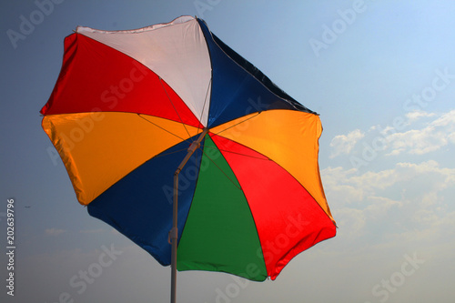 parasol  multicolore sur une plage