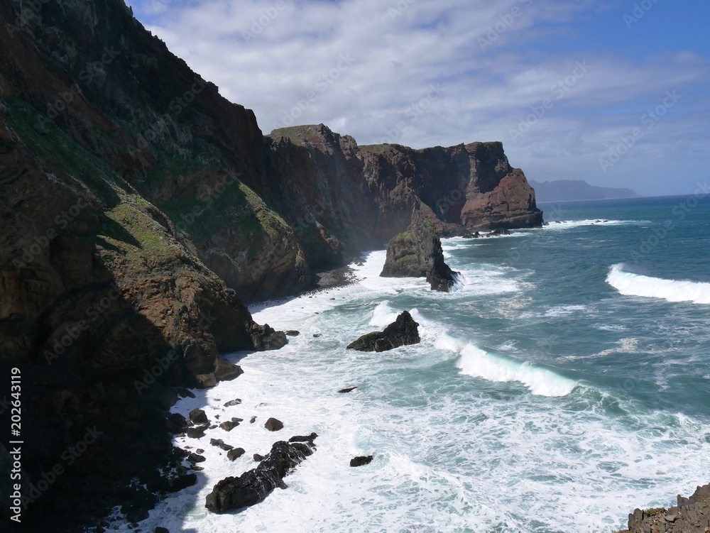 Falaises volcaniques dans l'Atlantique sur la péninsule de Sâo Lourenço île de Madère au Portugal.