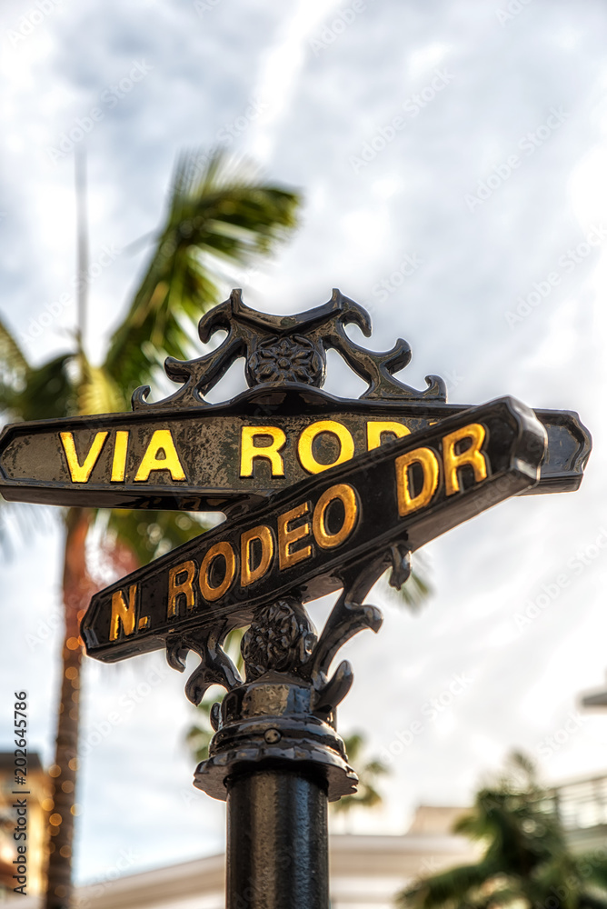 Fototapeta premium Znak Rodeo Drive z palmami w Beverly Hills